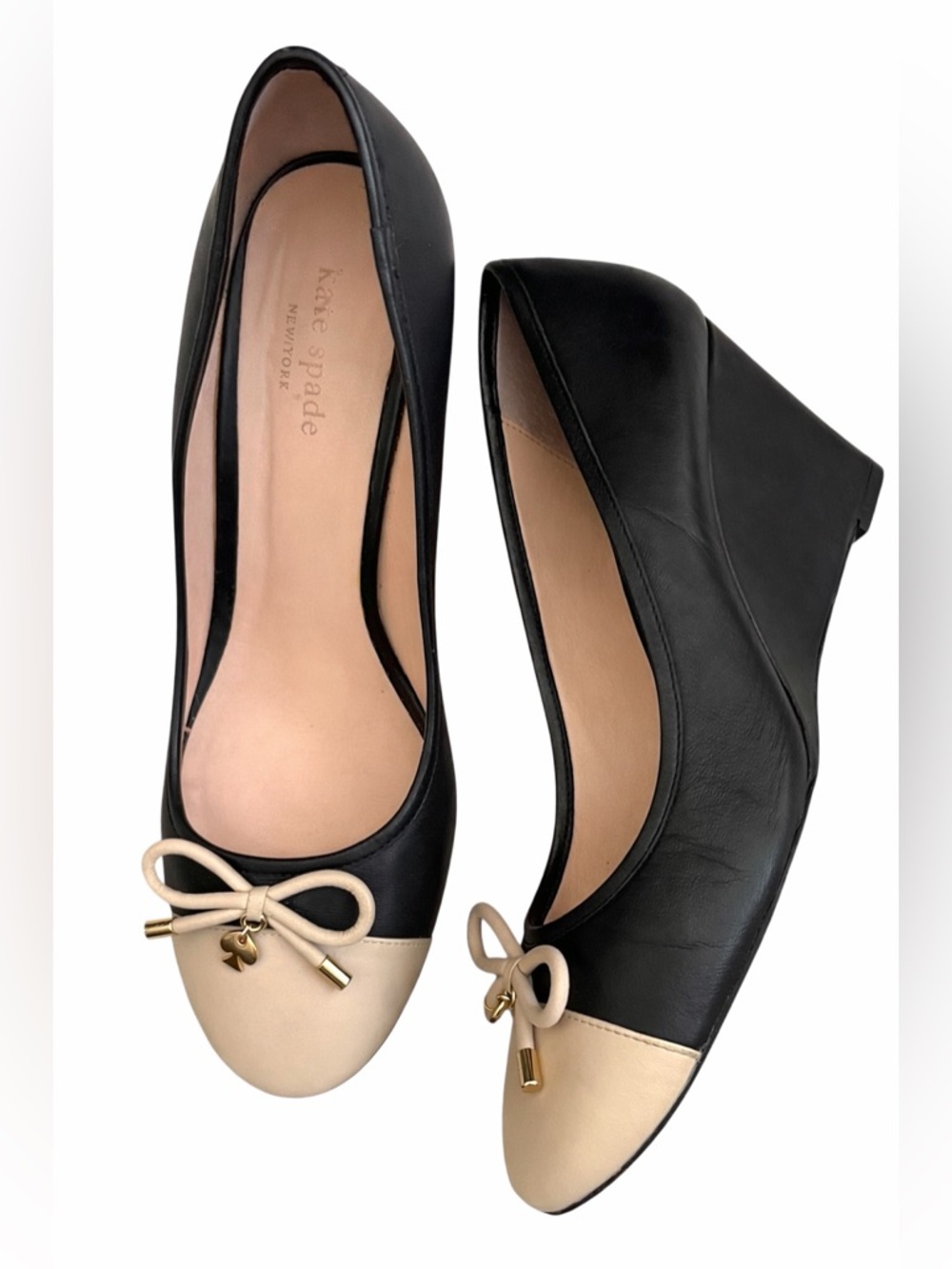 Kate Spade Black Beige Cap Toe Wedge Heels Bow Gold Charm Size 10 Chic